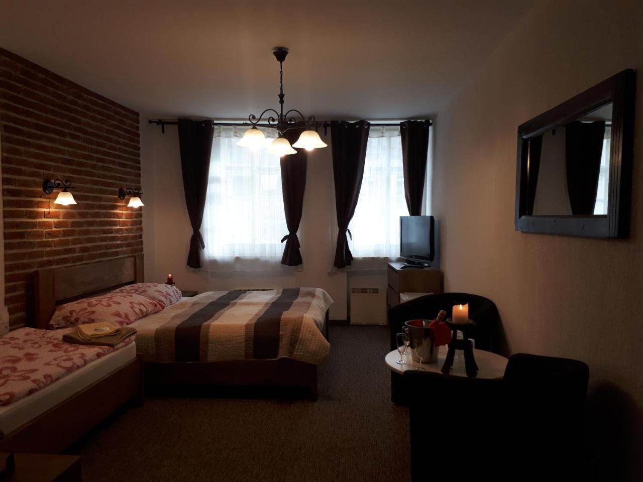 Penzion - Restaurant U Zámku Bečov nad Teplou Exterior foto